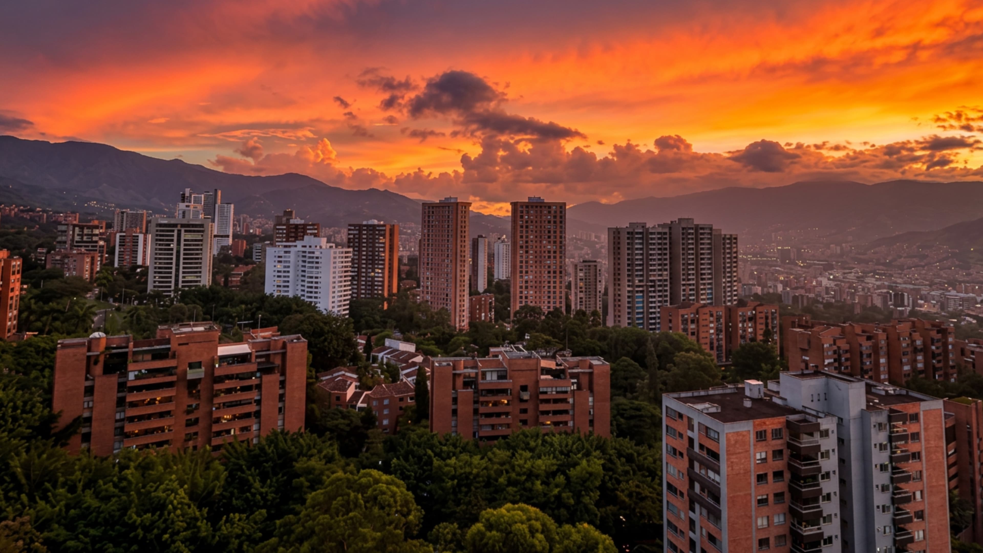 Atardecer sobre los edificios y montañas de Medellín