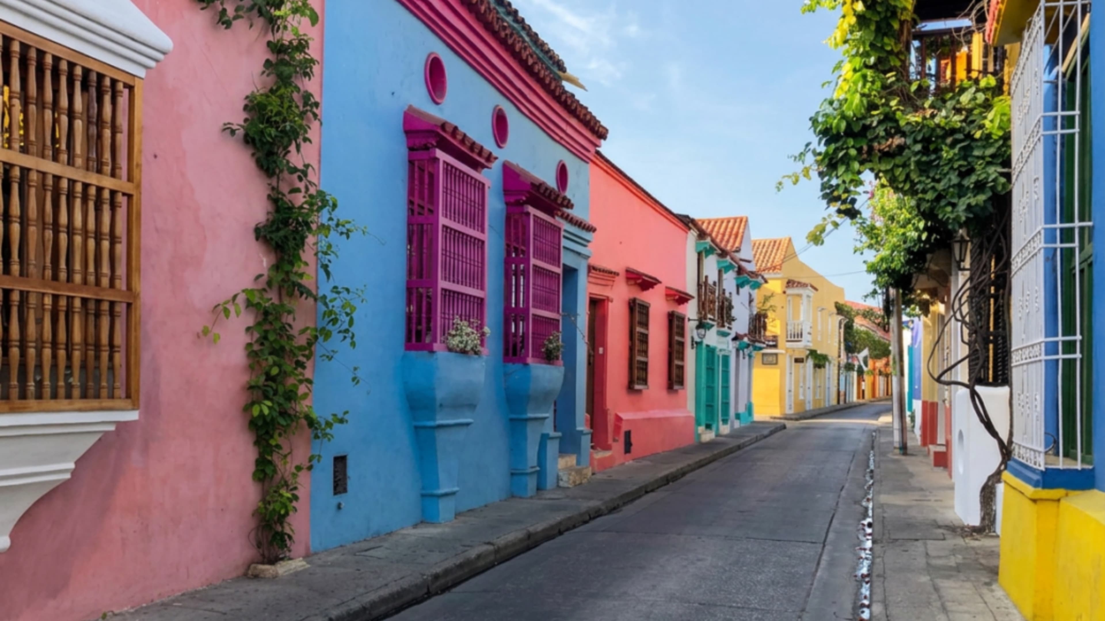 Calle colonial colorida en el centro histórico de Cartagena