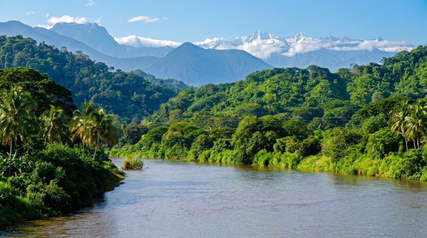 Río en la selva colombiana con la Sierra Nevada nevada al fondo